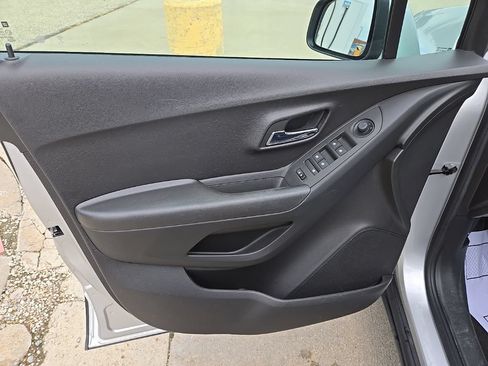 Used 2017 Chevrolet Trax LS FWD image 18