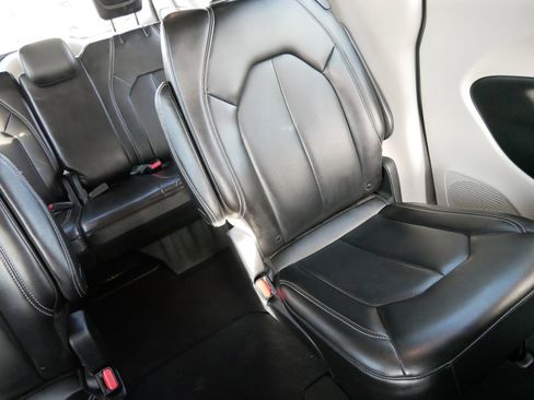 Used 2023 Chrysler Pacifica Touring-L image 14