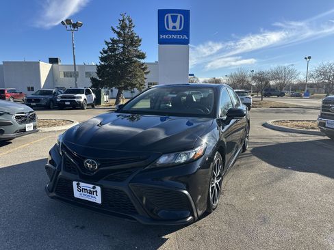 Used 2022 Toyota Camry SE image 1