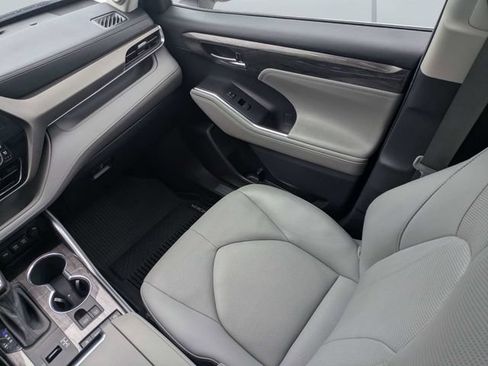 Used 2020 Toyota Highlander Limited FWD image 18