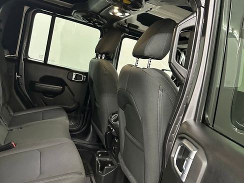 Used 2022 Jeep Gladiator Willys image 39