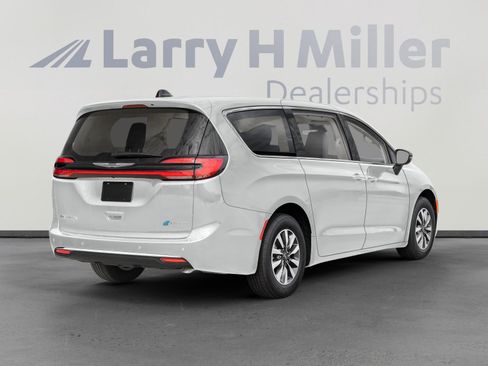 New 2024 Chrysler Pacifica Limited w/ Uconnect Theater Family Group image 2