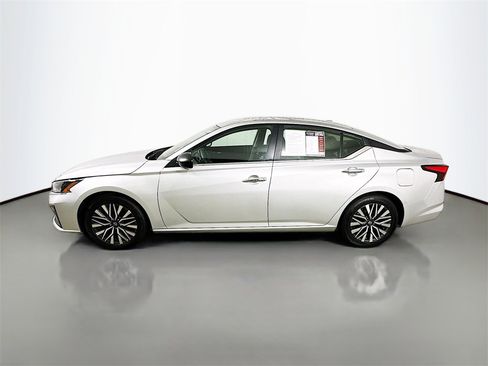 Used 2024 Nissan Altima 2.5 SV image 5