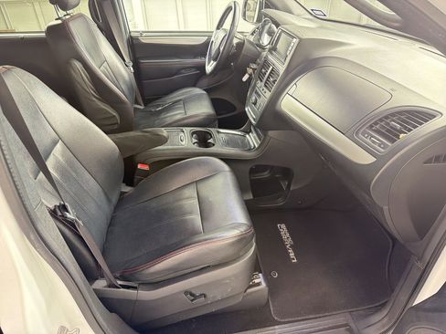Used 2017 Dodge Grand Caravan GT image 28
