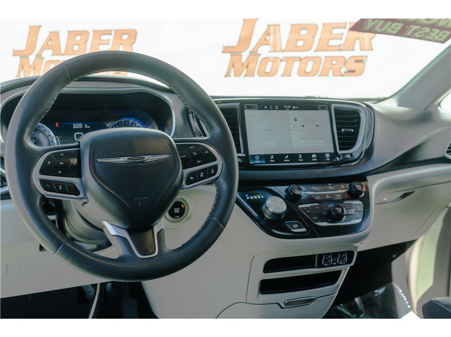 Used 2023 Chrysler Pacifica Touring-L FWD image 32