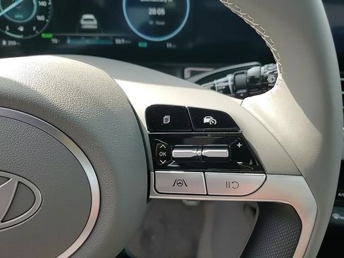 New 2025 Hyundai Elantra SEL image 18