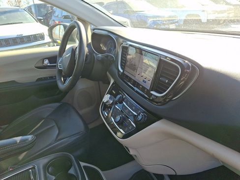 Used 2023 Chrysler Pacifica Touring-L image 12