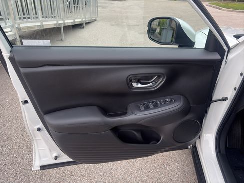 Used 2023 Honda HR-V LX image 8