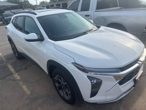 Used 2025 Chevrolet Trax LT w/ Sunroof Package FWD image 3