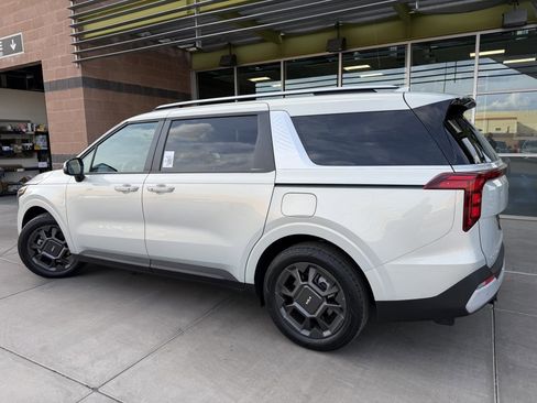 Used 2025 Kia Carnival EX image 5