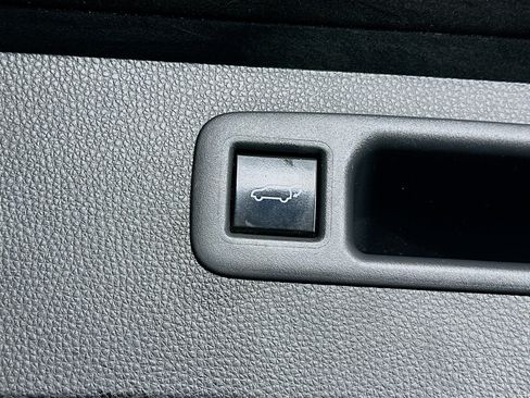 Used 2020 Toyota Highlander Limited image 32