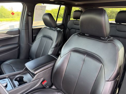 Used 2024 Jeep Grand Cherokee Limited w/ Luxury Tech Group II AWD/4WD image 16