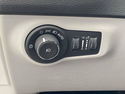 Used 2019 Jeep Compass Latitude FWD image 18