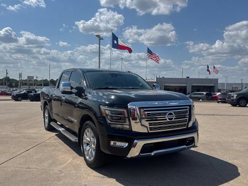 Used 2020 Nissan Titan SL w/ Moonroof Package RWD image 2