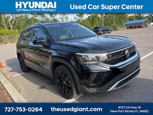 Used 2023 Volkswagen Taos SE w/ Panoramic Sunroof Package FWD image 4