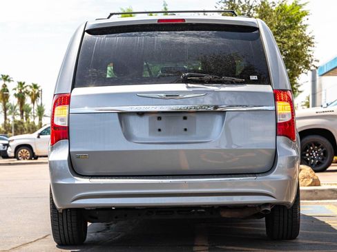 Used 2016 Chrysler Town & Country Touring FWD image 5