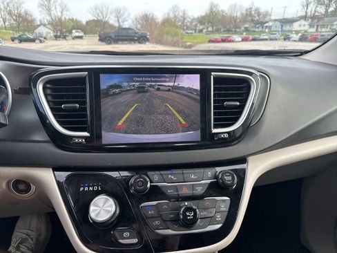Used 2024 Chrysler Pacifica Touring-L image 13