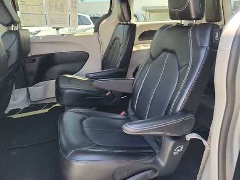 Used 2024 Chrysler Pacifica Touring-L FWD image 10