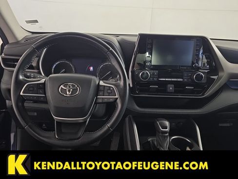 Used 2022 Toyota Highlander XLE AWD/4WD image 11