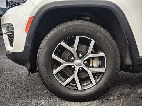Used 2024 Jeep Grand Cherokee Limited RWD image 10