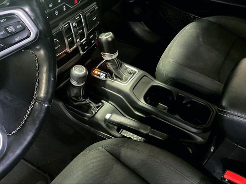 Used 2022 Jeep Wrangler Unlimited Sahara w/ Cold Weather Group image 17