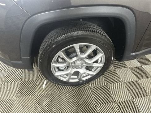 Used 2024 Jeep Compass Latitude w/ Sun and Sound Group AWD/4WD image 10