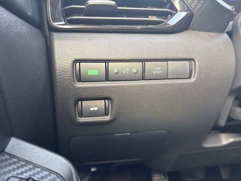 Used 2025 Nissan Sentra SV image 19