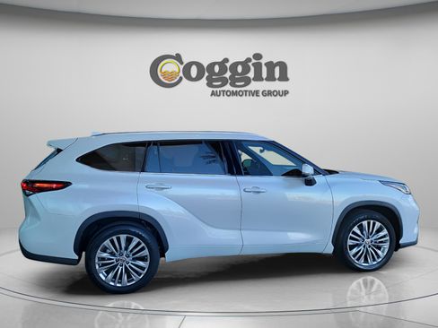 Used 2024 Toyota Highlander Platinum FWD image 5