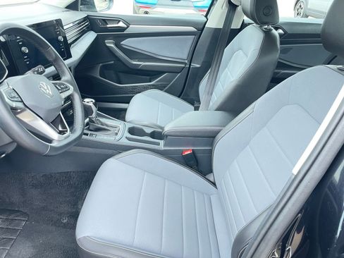 Used 2025 Volkswagen Jetta SE image 27