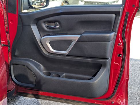 Used 2020 Nissan Titan SV image 28