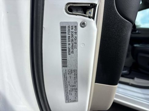 Used 2023 Chrysler Pacifica Touring-L FWD image 33