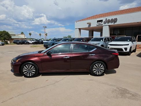 Used 2024 Nissan Altima 2.5 SV FWD image 2
