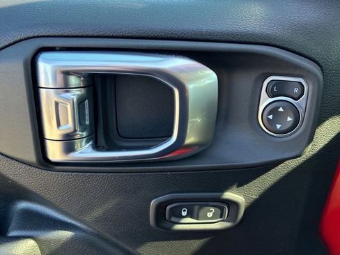 Used 2022 Jeep Wrangler Unlimited Rubicon w/ Cold Weather Group image 21