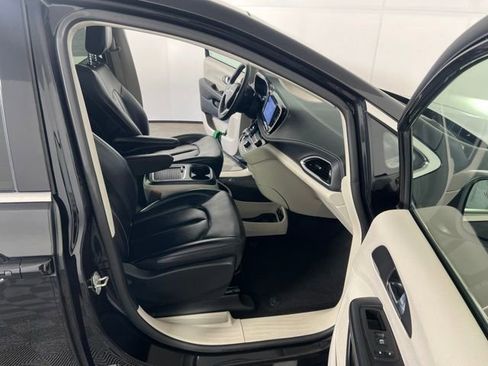 Certified 2023 Chrysler Pacifica Touring-L FWD image 25