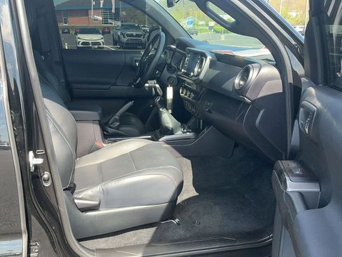 Used 2022 Toyota Tacoma TRD Off-Road w/ TRD Premium Off Road Package AWD/4WD image 27