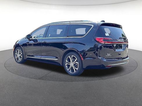 New 2026 Chrysler Pacifica Pinnacle image 3