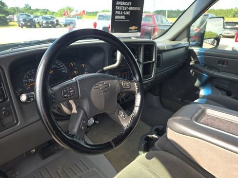 Used 2005 Chevrolet Silverado 2500 LS w/ Skid Plate Package AWD/4WD image 15