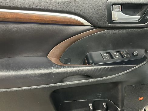 Used 2016 Toyota Highlander Limited Platinum AWD/4WD image 10