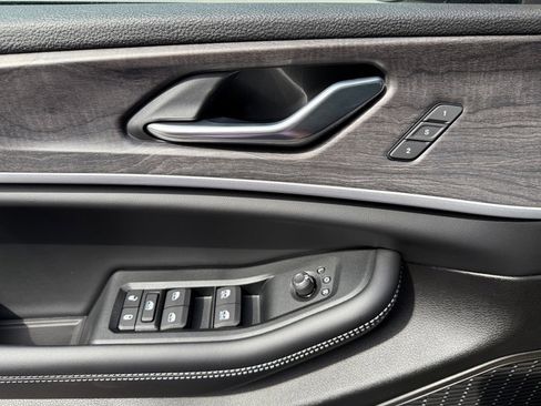 New 2025 Jeep Grand Cherokee Limited w/ Luxury Tech Group II image 13