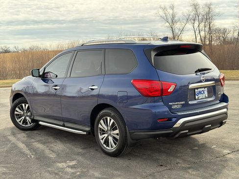 Used 2019 Nissan Pathfinder SV image 2