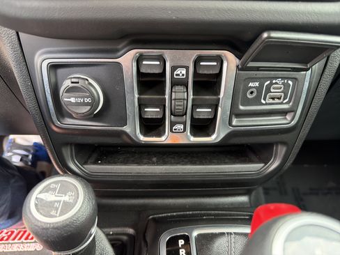 Used 2025 Jeep Wrangler Unlimited Sahara AWD/4WD image 28