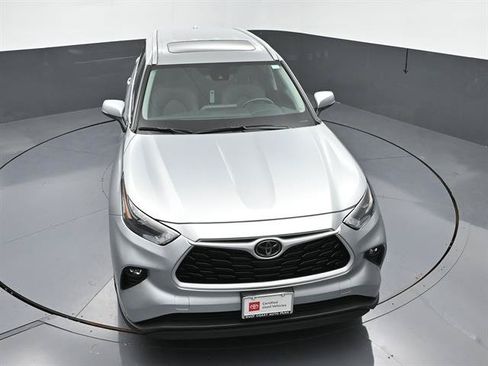 Certified 2025 Toyota Highlander XLE FWD image 40
