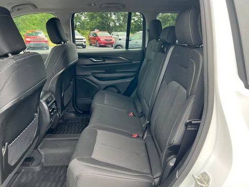Used 2023 Jeep Grand Cherokee Laredo w/ Luxury Tech Group I AWD/4WD image 5