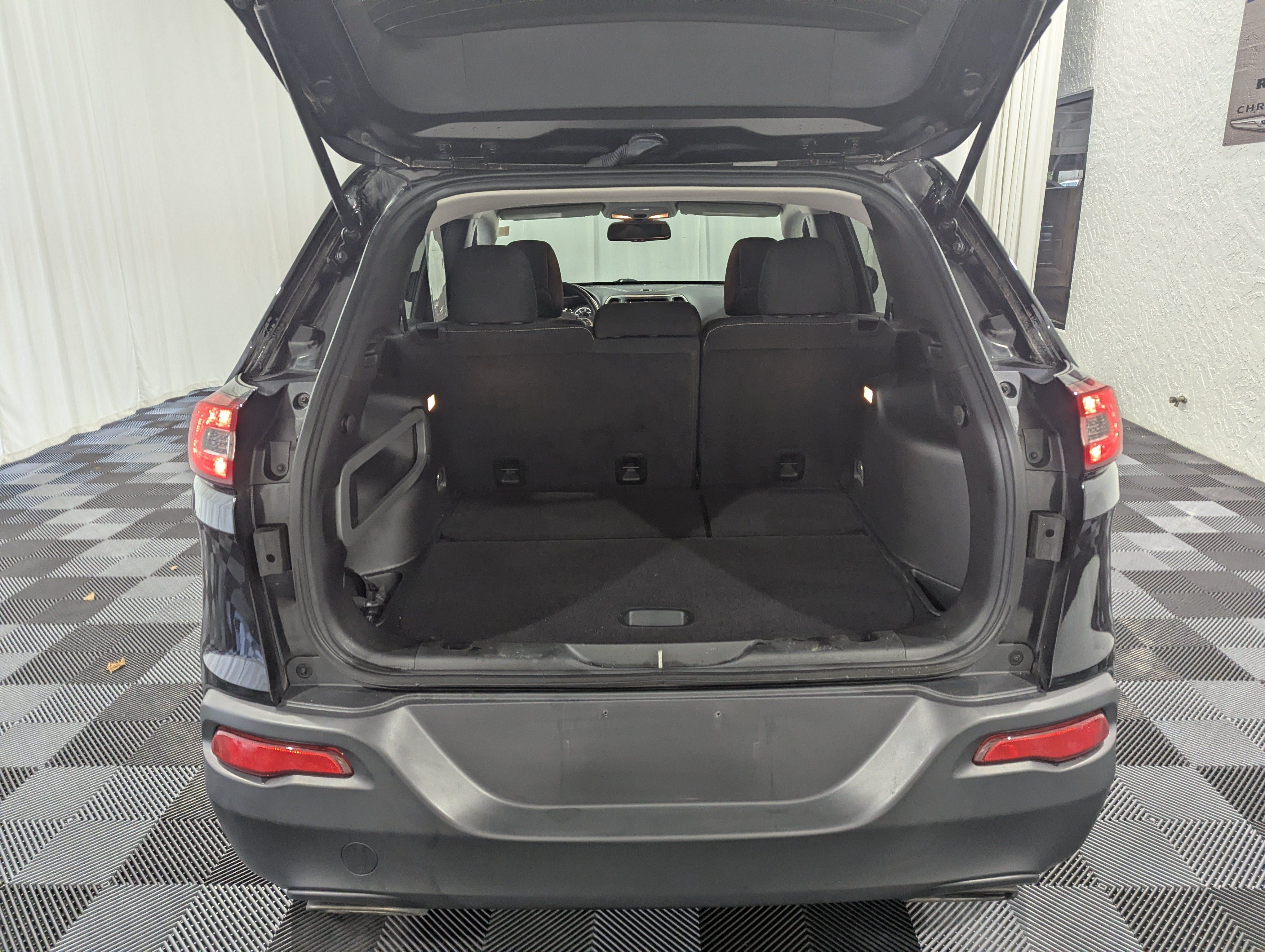 Used 2017 Jeep Cherokee Latitude w/ Cold Weather Group AWD/4WD image 9
