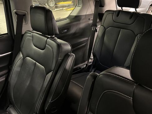 Used 2023 Jeep Grand Cherokee L Limited w/ Luxury Tech Group II image 17