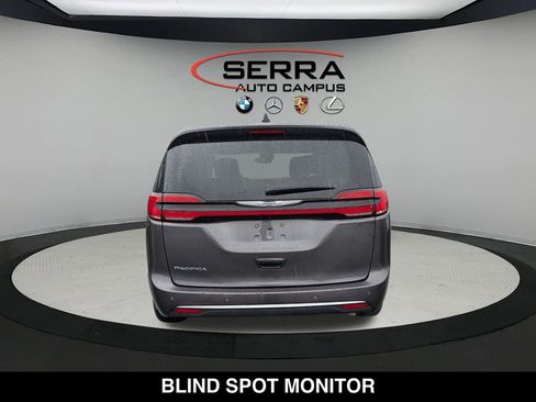 Used 2023 Chrysler Pacifica Touring-L FWD image 11