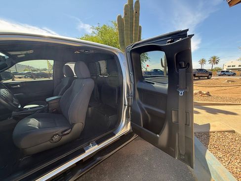 Used 2016 Toyota Tacoma TRD Sport w/ Towing Package image 17