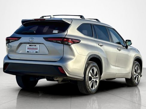 Certified 2024 Toyota Highlander XLE image 5