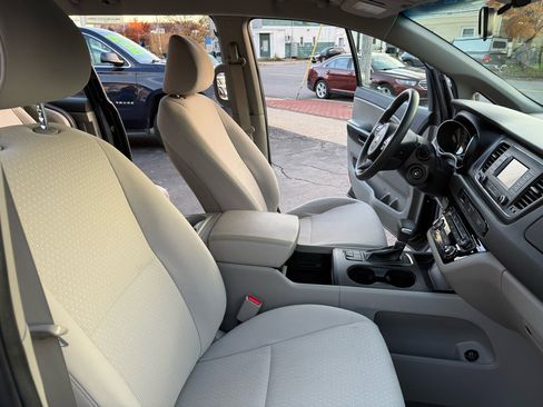 Used 2018 Kia Sedona L image 24
