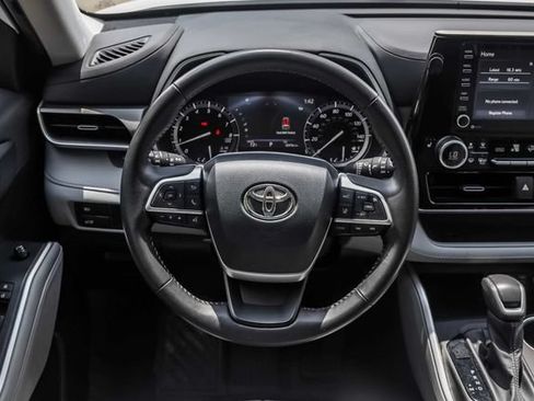 Used 2022 Toyota Highlander XLE AWD/4WD image 25